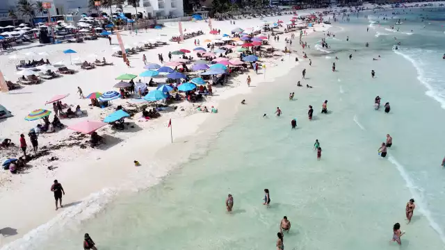 Tanto en la zona hotelera, como en Puerto Juárez, permanecieron elementos de rescate y vigilancia para salvaguardar a los bañistas que disfrutaron del mar