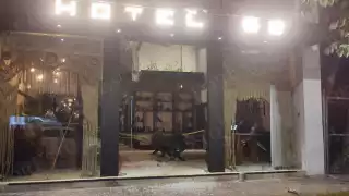 Hombre intoxicado y desnudo causa destrozos en pleno centro de Playa del Carmen