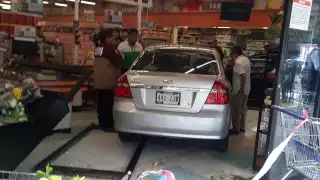 Abuelita estrella su auto contra un supermercado en la CDMX
