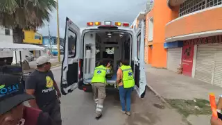 Hombre acaba en el hospital al accidentarse en su bicicleta eléctrica en Escárcega