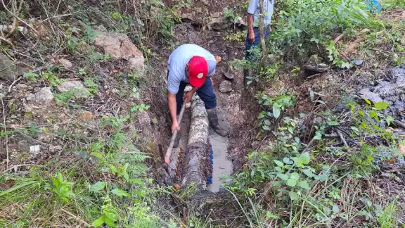Debido a la alta presión en la red el agua generó prácticamente un boquete en la tubería