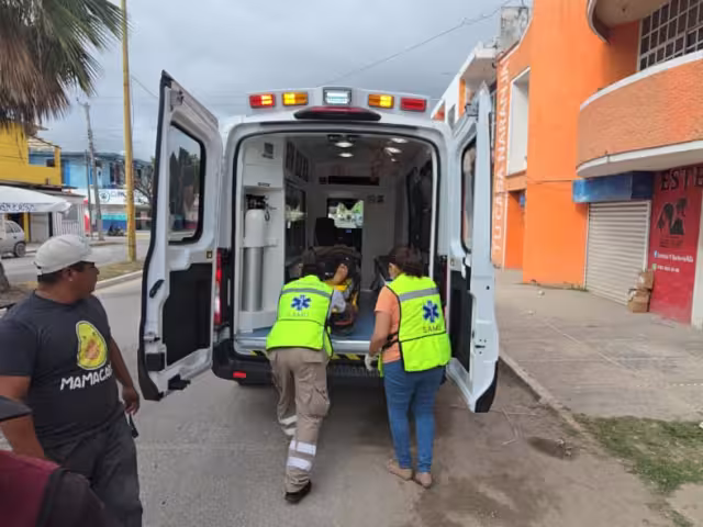 Un hombre fue trasladado al hospital IMSS-Bienestar Janell Romero Aguilar tras perder el control de su bicicleta eléctrica
