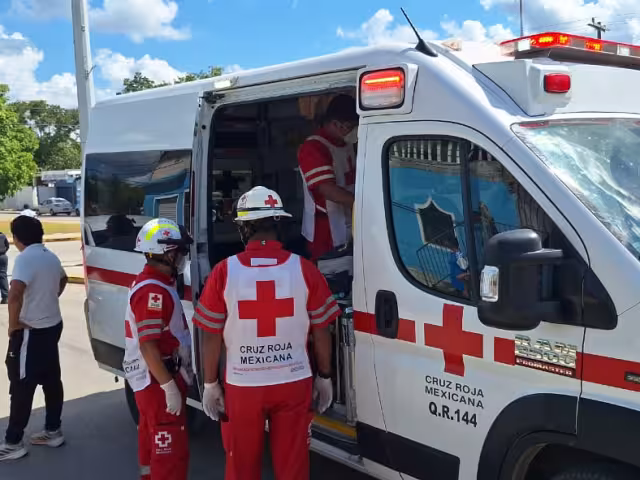 Paramédicos acudieron al sitio para atender al lesionado en el accidente