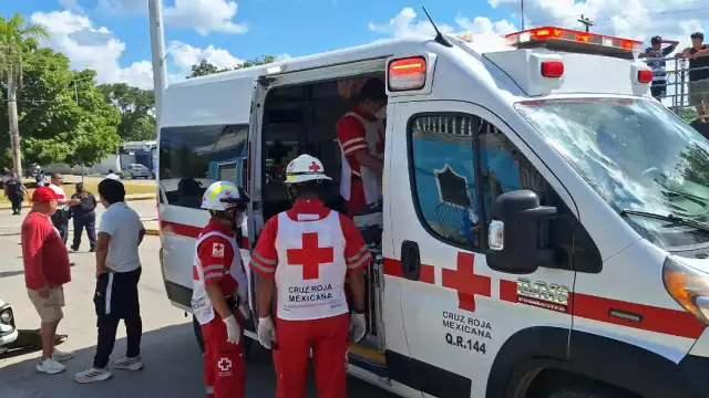 Paramédicos acudieron al sitio para atender al lesionado en el accidente