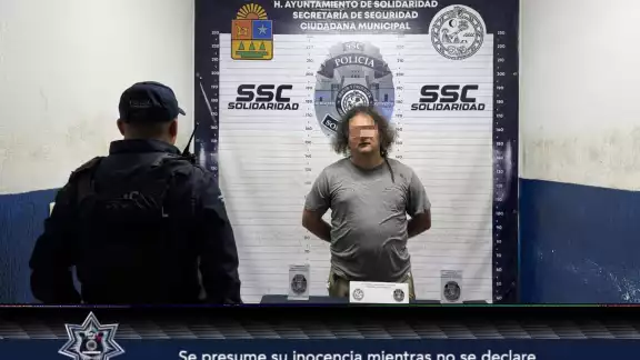 El hombre había estado manejando a exceso de velocidad chocando con una vivienda la cual causó daños El hombre había estado manejando a exceso de velocidad chocando con una vivienda la cual causó daños