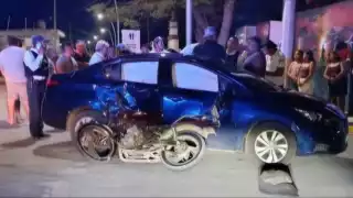Motociclista ignora alto y choca contra auto en Seybaplaya