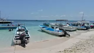 Pescadores  se preparan para  los vientos del Norte en Isla Contoy 