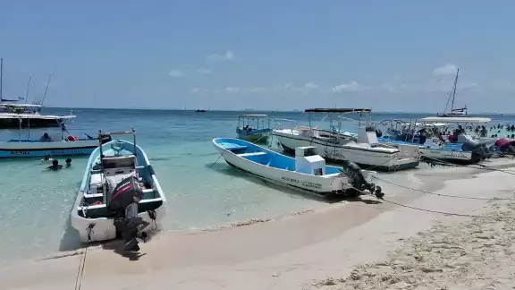 Pescadores se preparan para los vientos del Norte en Isla Contoy Pescadores se preparan para los vientos del Norte en Isla Contoy