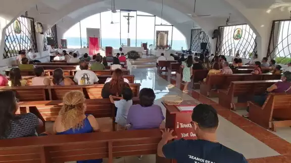 Creyentes llegaron a la capilla en este período de Semana Santa.