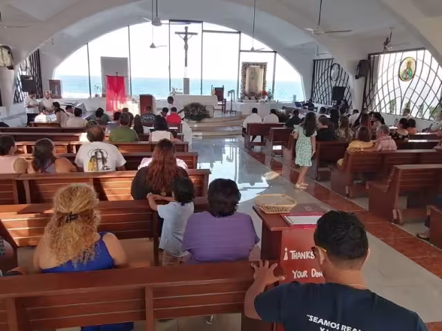 Creyentes llegaron a la capilla en este período de Semana Santa.