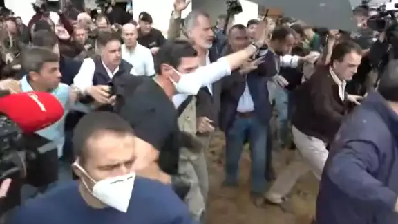 Reclama y tiran barro a Rey Felipe VI tras desastre en Valencia.