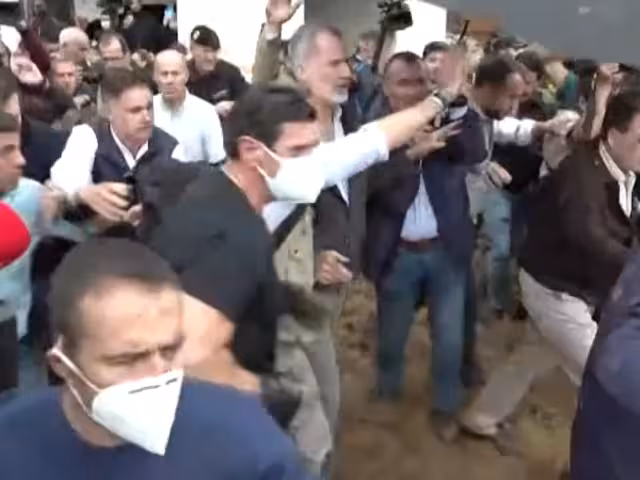 Reclama y tiran barro a Rey Felipe VI tras desastre en Valencia.