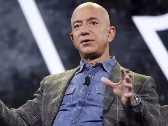Jeff Bezos se encuentra en medio de un momento íntimo y delicado