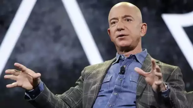 Jeff Bezos se encuentra en medio de un momento íntimo y delicado
