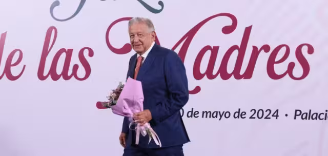 Andrés Manuel Löpez Obrador, festejó a las mamás de México