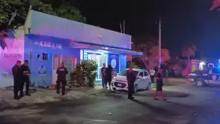 Asaltan a taxista de Cancún y lo abandonan con un cuchillo clavado en el cuello