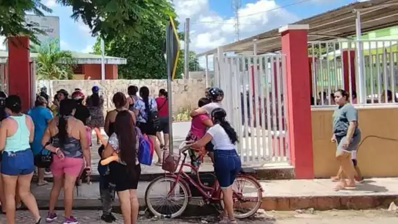 Madre de familia denunció a la directora del plantel Benito Juárez por ser grosera y prepotente Madre de familia denunció a la directora del plantel Benito Juárez por ser grosera y prepotente