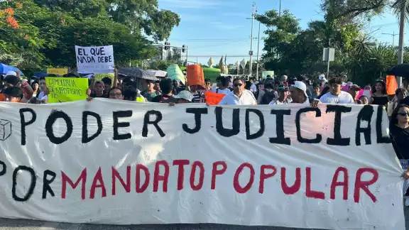 Un grupo de manifestantes celebró la aprobación de la reforma judicial