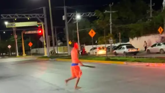 Hombre con machete en mano pone en jaque a las autoridades de Cancún Hombre con machete en mano pone en jaque a las autoridades de Cancún
