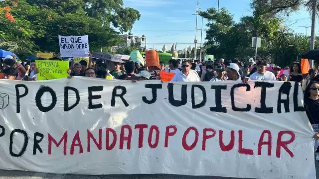 Un grupo de manifestantes celebró la aprobación de la reforma judicial