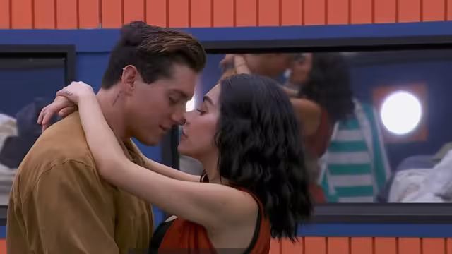 Karime Pindter y Agustín Fernández se dan tremendo beso en ‘La Casa de los Famosos’