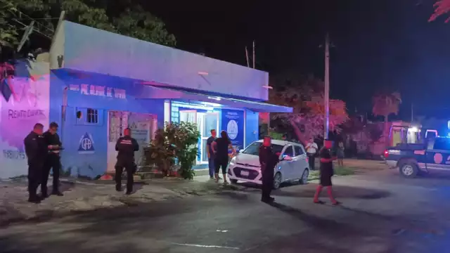 Asaltan a taxista de Cancún y lo abandonan con un cuchillo clavado en el cuello