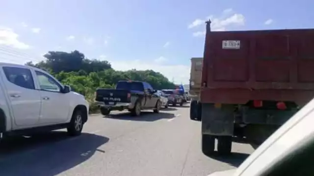 Cae volquete sobre su costado izquierdo en tramo Chetumal-Escárcega