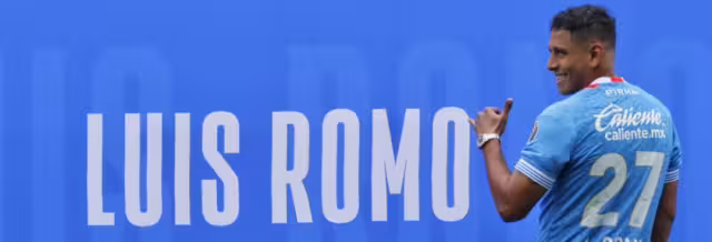 Luis Romo posando con la camiseta de Cruz Azul