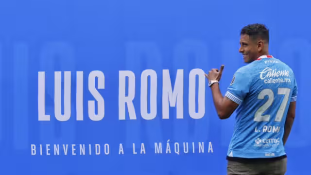 Luis Romo posando con la camiseta de Cruz Azul