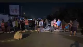 Por los constantes apagones, vecinos de Kanasín bloquean la vía a Acanceh   