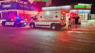 Motociclista se derrapa por un charco de aceite en Playa del Carmen