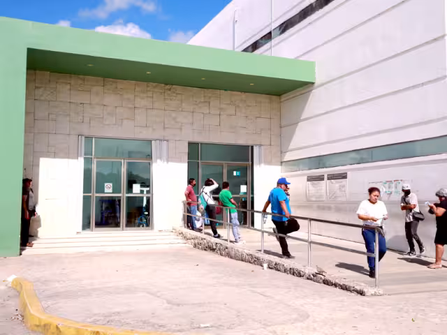 Personas comentaron que sus familiares no reciben tratamiento adecuado ni medicamentos en el hospital general. Tampoco les brindan información de los pacientes