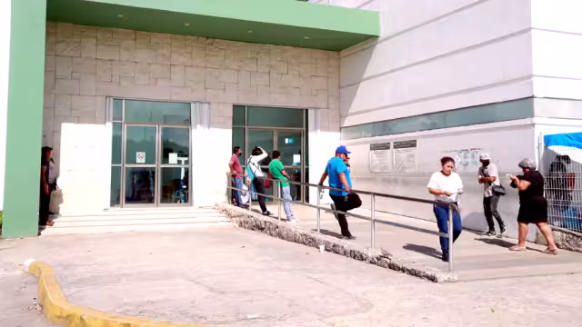 Personas comentaron que sus familiares no reciben tratamiento adecuado ni medicamentos en el hospital general. Tampoco les brindan información de los pacientes