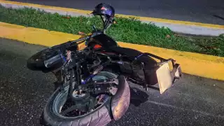 Maneja ebrio y termina en el hospital: Motociclista  sufre aparatoso accidente en una avenida de Tulum 