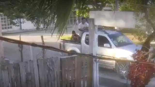 Pareja en motocicleta y sujetos en camioneta roban perros de raza en Champotón