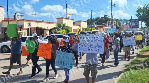 Los manifestantes entregaron una tercera solicitud al Ayuntamiento para ser incluidos en el programa de descuentos fiscales Los manifestantes entregaron una tercera solicitud al Ayuntamiento para ser incluidos en el programa de descuentos fiscales