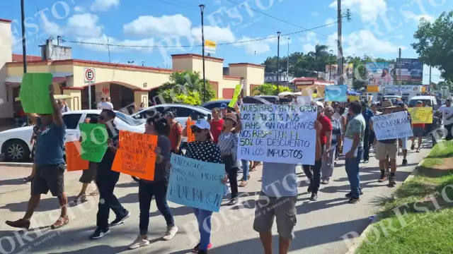 Los manifestantes entregaron una tercera solicitud al Ayuntamiento para ser incluidos en el programa de descuentos fiscales