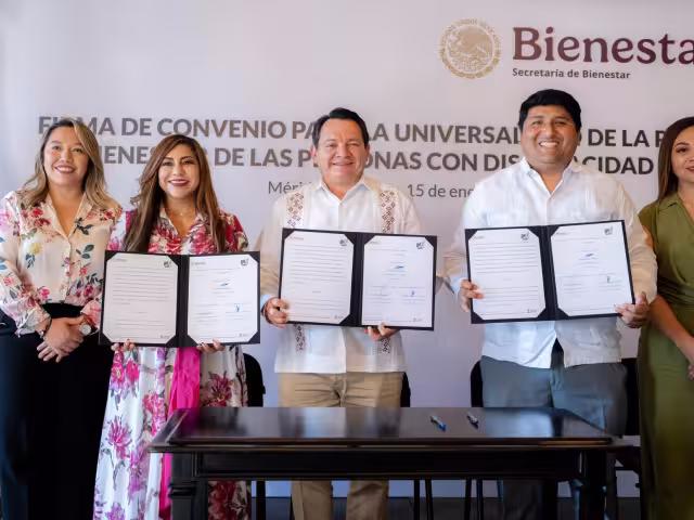 El gobernador Joaquín Díaz firma el convenio para la Pensión de Personas con Discapacidad Permanente.