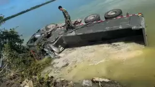 Militar sobrevive de milagro: Góndola del Ejército Mexicano cae al Estero de Sabancuy 