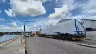 Convoy de vagones del Tren Maya causa asombro y caos vial en Champotón