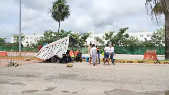 Autoridades dan prisión domiciliaria a Jahaziel "N" tras bloqueos viales en Playa de Carmen Autoridades dan prisión domiciliaria a Jahaziel "N" tras bloqueos viales en Playa de Carmen