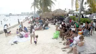 Turistas y locales abarrotaron las playas de Quintana Roo en Navidad