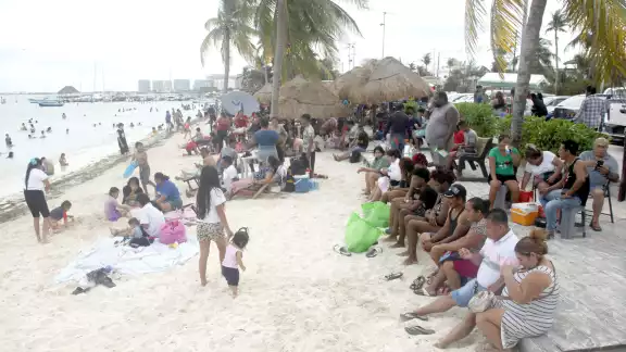 Bajo las palapas o palmeras, cientos de personas aprovecharon ayer, el día de asueto, disfrutaron del mar y el sol en Benito Juárez Bajo las palapas o palmeras, cientos de personas aprovecharon ayer, el día de asueto, disfrutaron del mar y el sol en Benito Juárez
