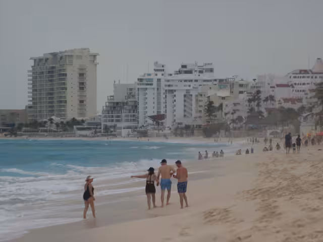 En algunas playas se han colocado banderas amarillas y rojas
