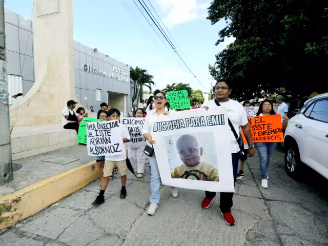 Los inconformes iniciaron su recorrido en las puertas del hospital del ISSSTE