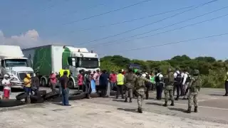 Operativo municipal provoca bloqueo en carretera federal de Ciudad del Carmen