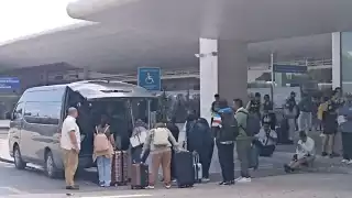 Turistas del aeropuerto de Cancún siguen sufriendo cobros excesivos por taxistas