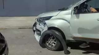  Conductor presuntamente ebrio provoca choque contra camioneta e intenta huir en Ciudad del Carmen