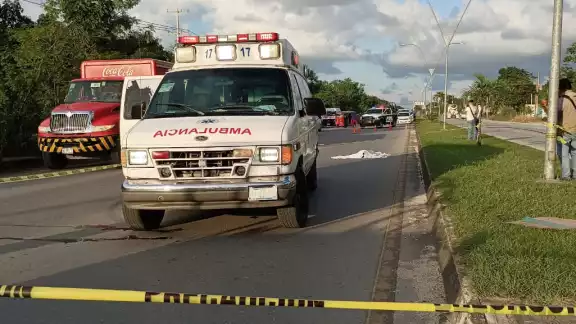 Conductora entra en crisis tras atropellar a un hombre en situación de calle; fue trasladada a un hospital para su atención.