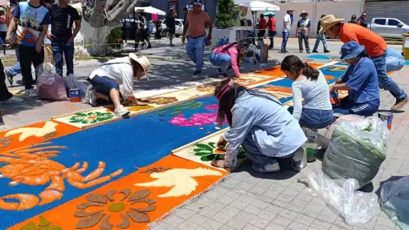 Ciudad del Carmen rinde tributo a su patrona con arte floral familiar Ciudad del Carmen rinde tributo a su patrona con arte floral familiar